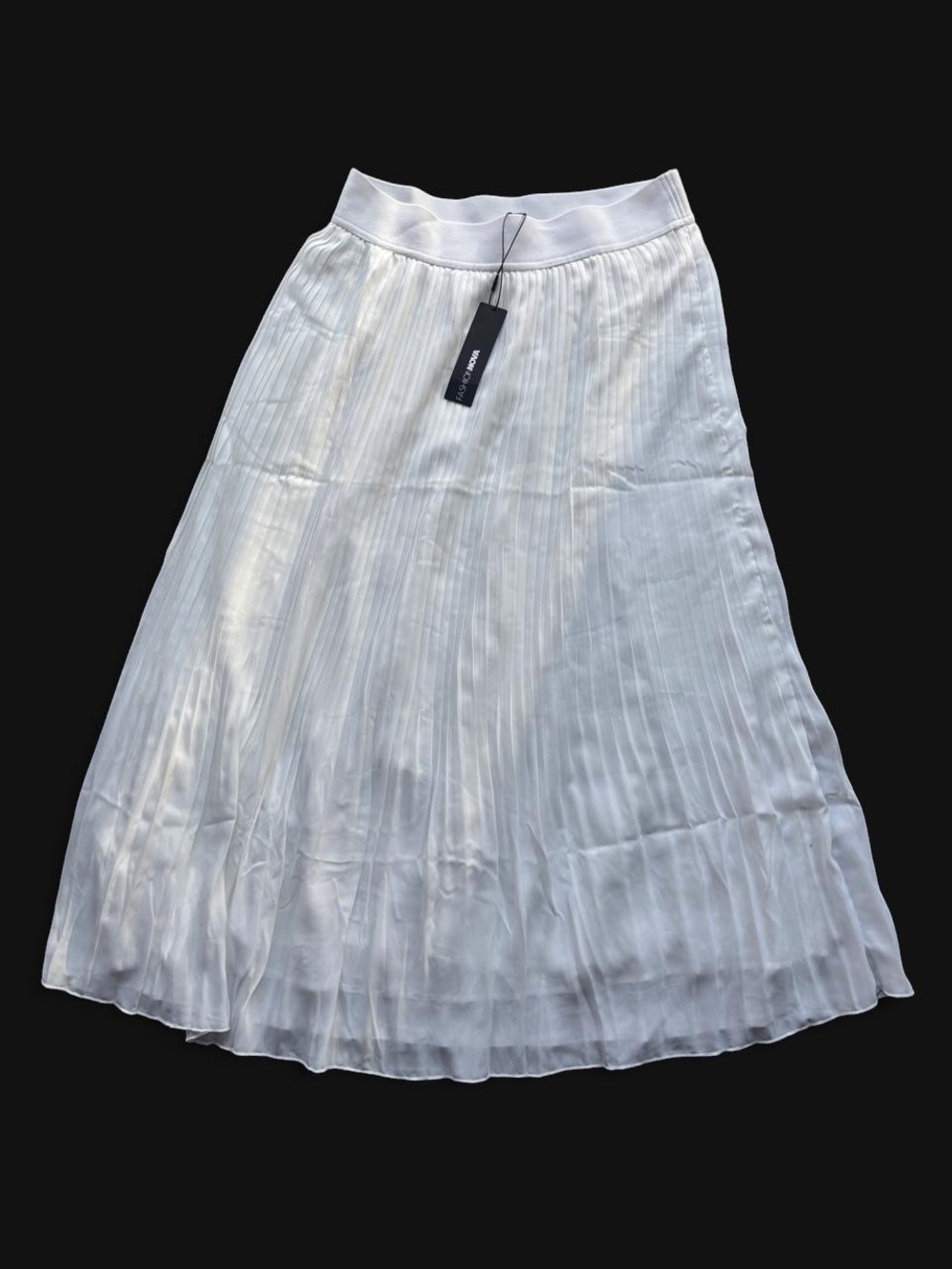 ✨ Fashion Nova white pleated midi skirt in size L✨